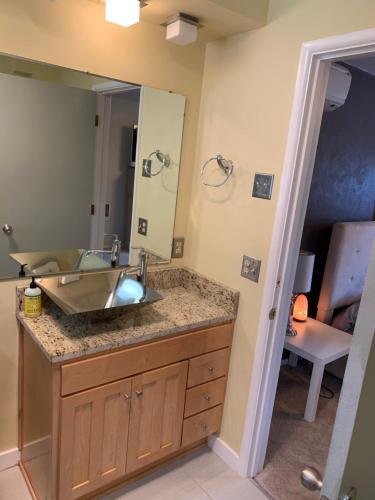 Ένα μπάνιο στο Very spacious house with a view and AC near UofO