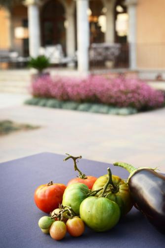 a pile of tomatoes and other vegetables on a table at Casa Anamaria Hotel in Ollers