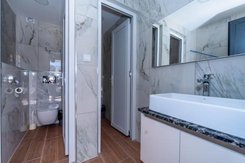 Gallery image of N Hotel in Sutomore