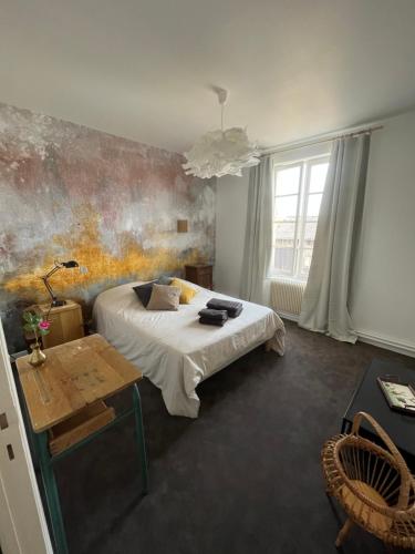 um quarto com uma cama, uma mesa e uma janela em Gite les Zozios du lac du Der em Hauteville