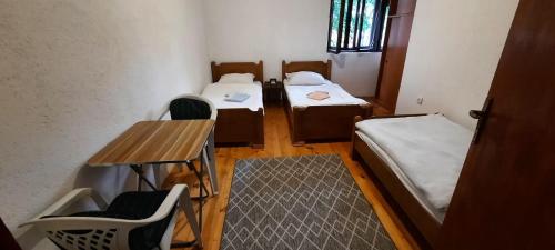Zimmer mit 2 Betten, einem Tisch und Stühlen in der Unterkunft Apartman Marjana in Žabljak