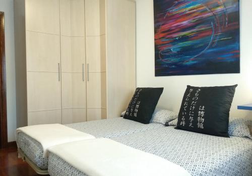 - une chambre avec un lit et une peinture murale dans l'établissement Wellington, à Vitoria-Gasteiz