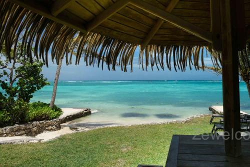 a view of the ocean from a beach house at Villa Liléa in Saint-François