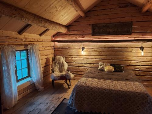 a bedroom with a bed in a wooden cabin at Villmarksgård tømmerstue in Hattfjelldal