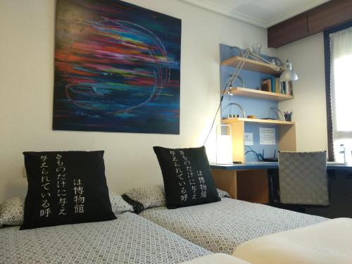 - une chambre avec un lit et une peinture murale dans l'établissement Wellington, à Vitoria-Gasteiz