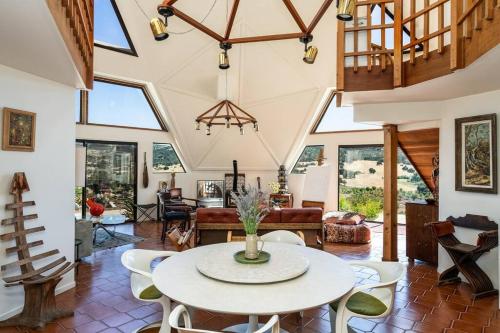 una sala de estar con una mesa y sillas en Vineyard View Dome House, en Paso Robles