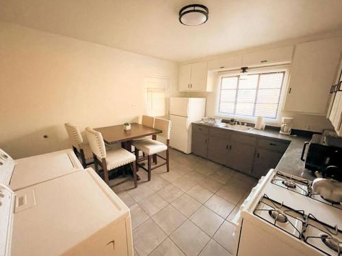 Kuchyň nebo kuchyňský kout v ubytování Pet Friendly! Private Casita in Nob Hill