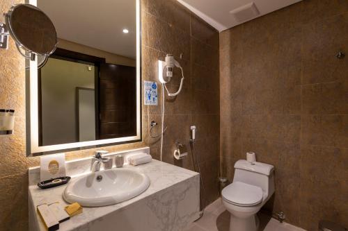 Bathroom sa دانة المروج للأجنحة الفندقية Danat Almourouj Hotel Suites