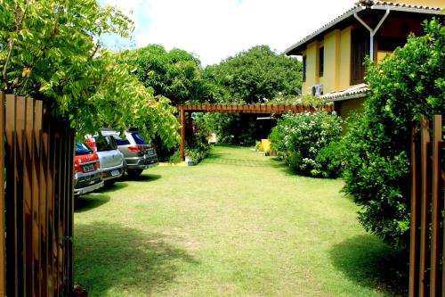Taman di luar Madalena Apart