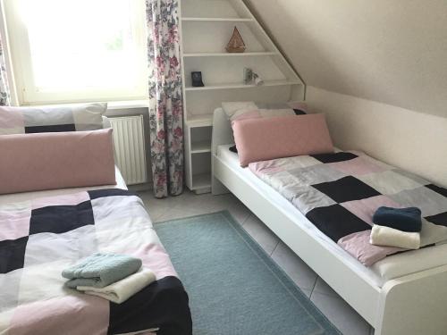 Säng eller sängar i ett rum på Ostseewellen