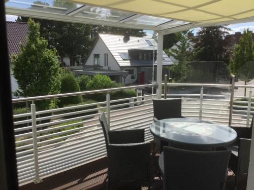 a patio with a table and chairs on a balcony at Ostseewellen in Timmendorfer Strand