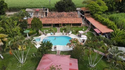 Bazén v ubytování Inviting 14-Bed Villa in Toro Valle del Cauca nebo v jeho okolí