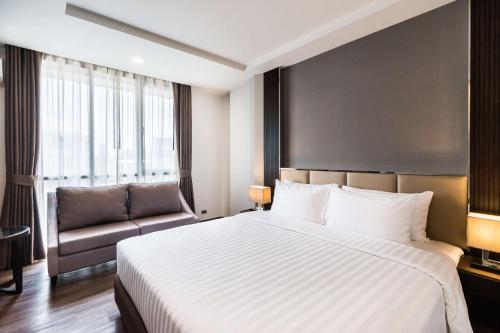 Ένα ή περισσότερα κρεβάτια σε δωμάτιο στο SureStay Plus by Best Western Sukhumvit 2