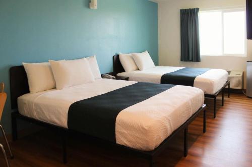 Katil atau katil-katil dalam bilik di Motel 6 Rexburg, ID