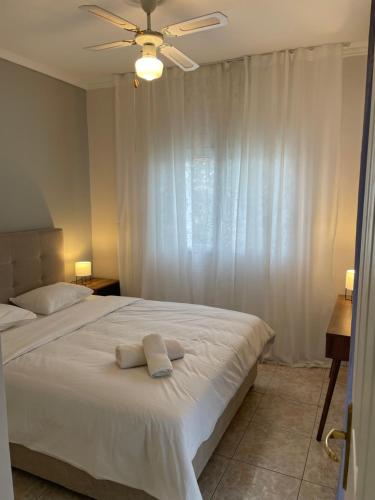 una camera da letto con un letto e due asciugamani di Villa Rigas Blue a Pefkohori