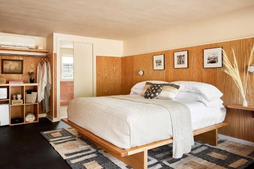 Cama o camas de una habitación en Bluebird Dennisport