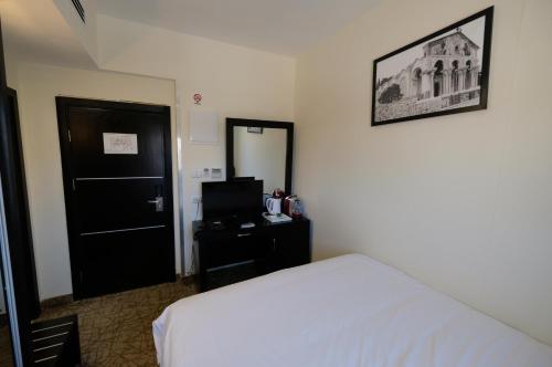 Postel nebo postele na pokoji v ubytování New Capitol Hotel - Jerusalem