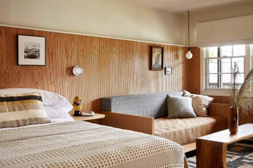 Cama o camas de una habitación en Bluebird Dennisport