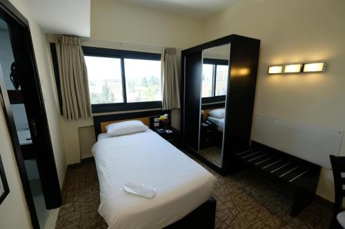 Postel nebo postele na pokoji v ubytování New Capitol Hotel - Jerusalem