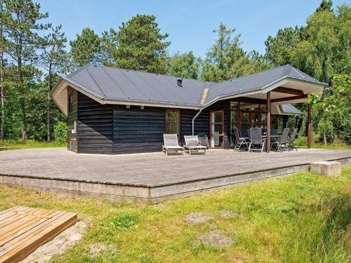 Blockhütte mit Terrasse in der Unterkunft 8 person holiday home in R m in Rømø Kirkeby