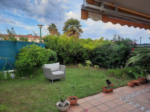 Κήπος έξω από το Cosy house with garden infront of the sea