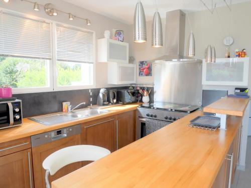 - une cuisine avec un comptoir en bois et une table en bois dans l'établissement Holiday Home in Crozon near Sandy Beaches, à Crozon