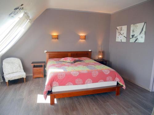 ein Schlafzimmer mit einem Bett und einem Stuhl und einem Fenster in der Unterkunft Holiday Home in Crozon near Sandy Beaches in Crozon