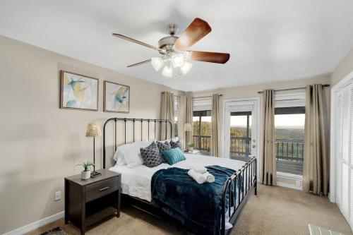 ein Schlafzimmer mit einem Bett und einem Deckenventilator in der Unterkunft Hot Tub, Heated Infinity Pool, Perfect Hill Country Estate on 10 Acres in Jonestown