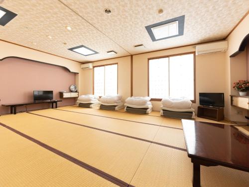 a room with four mattresses on a dance floor at Ryosou Minatosou Joetsu in Naoetsu