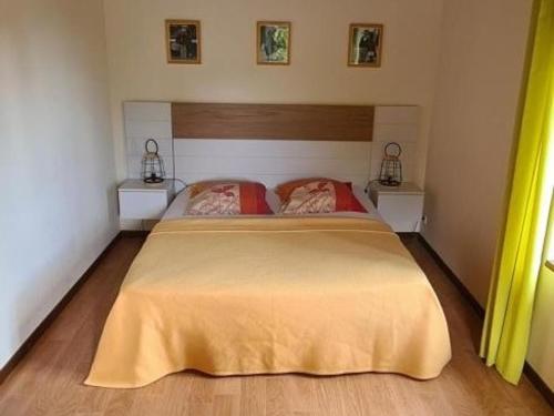 um quarto com uma cama grande e 2 mesas de cabeceira em Gîte La Chabanne, 2 pièces, 4 personnes - FR-1-489-187 em La Chabanne