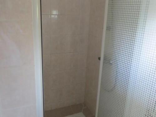 Koupelna v ubytování Gîte à Lorette avec jardin et jeux pour enfants - FR-1-496-76