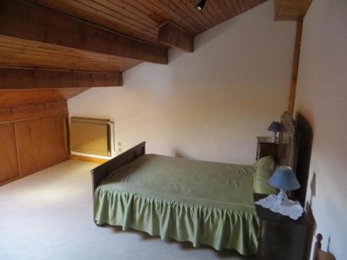 Postel nebo postele na pokoji v ubytování Gîte à Lorette avec jardin et jeux pour enfants - FR-1-496-76