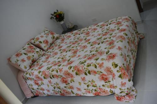 Una cama o camas en una habitación de Casa Bougainvillea