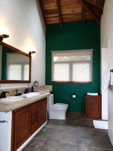 Kylpyhuone majoituspaikassa Palmetto Lodge