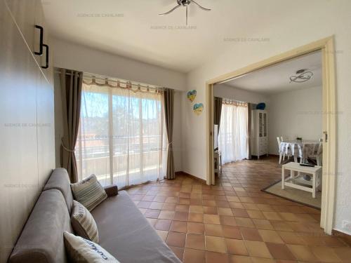 un salon avec un canapé et une table dans l'établissement Bel appartement T3 climatisé, centre Cavalaire, proche plages et commerces - FR-1-100-273, à Cavalaire-sur-Mer