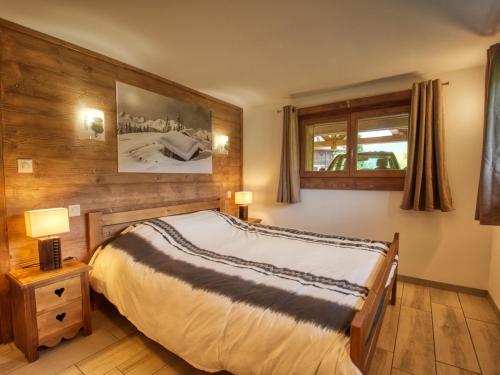 sypialnia z łóżkiem i oknem w obiekcie Chalet paisible à Morillon avec jacuzzi et proche des pistes skiables - FR-1-642-66 w mieście Morillon