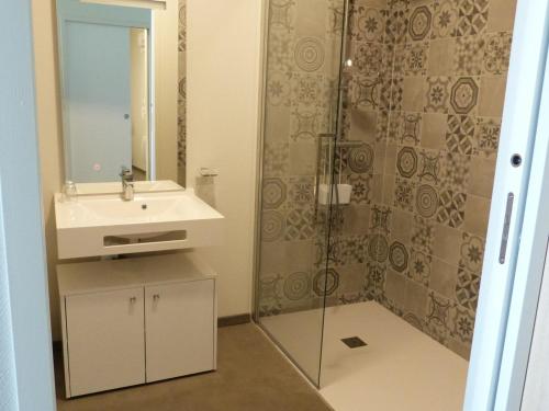 A bathroom at Appartement La Tranche-sur-Mer, 2 pièces, 4 personnes - FR-1-194-254