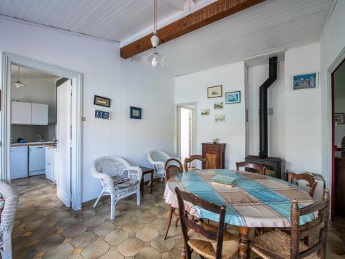 une cuisine et une salle à manger avec une table et des chaises dans l'établissement Maison Typique 3 Chambres, Proche Océan, Jardin Clôturé, Animaux Admis - FR-1-521-206, à Biscarrosse