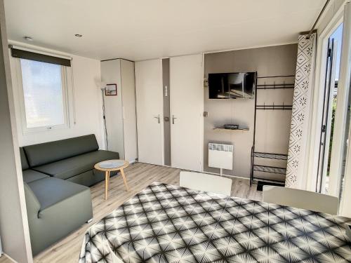 Photo de la galerie de l'établissement Mobil-home Grand Confort 4 pers: piscine chauffée, près de la plage, parking inclus - FR-1-361A-48, à Jullouville