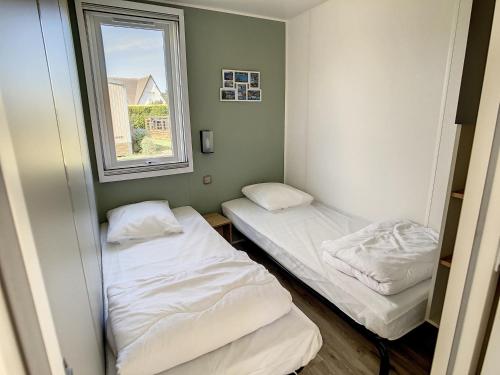 Photo de la galerie de l'établissement Mobil-home Grand Confort 4 pers: piscine chauffée, près de la plage, parking inclus - FR-1-361A-48, à Jullouville