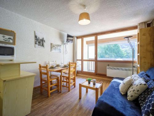 un salon avec un canapé et une table dans l'établissement Appartement Studio pour 4 à Saint-Lary-Soulan, proche commerces et téléphérique, balcon ouest, ascenseur - FR-1-296-413, à Saint-Lary-Soulan