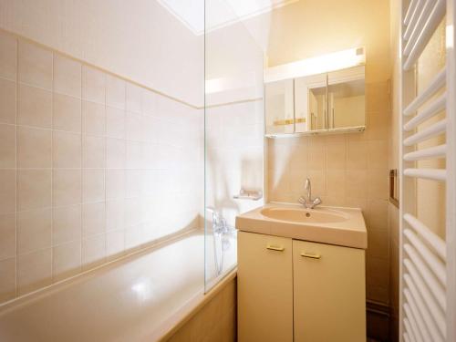 a bathroom with a sink and a shower at Studio pour 4 à Saint-Lary, proche centre et télécabine - FR-1-296-413 in Saint-Lary-Soulan