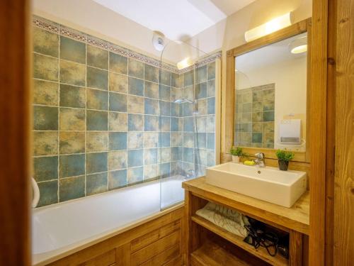 une salle de bain avec un lavabo, une douche et une baignoire dans l'établissement Appartement Prestige au Centre-ville avec Piscine, Sauna et Parking à Saint-Lary-Soulan - FR-1-296-417, à Saint-Lary-Soulan