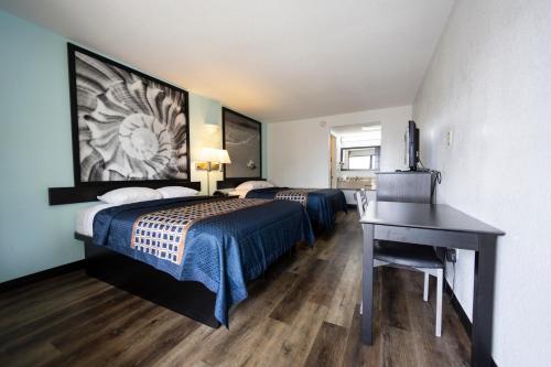 Postel nebo postele na pokoji v ubytování Ocean Breeze Inn