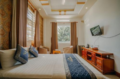 Ένα ή περισσότερα κρεβάτια σε δωμάτιο στο Tulip Hotel