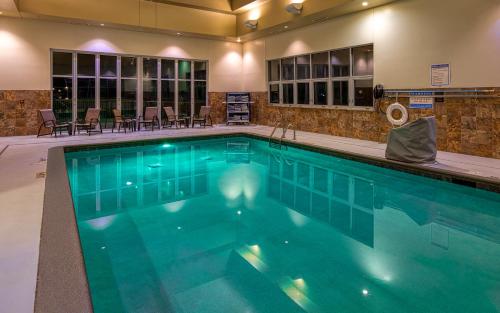 una gran piscina en una habitación de hotel en Lakeside Hotel Casino, en Osceola