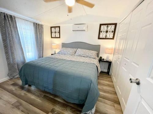 um quarto com uma cama e uma ventoinha de tecto em Merrit island waterfront house lots of parking em Merritt Island