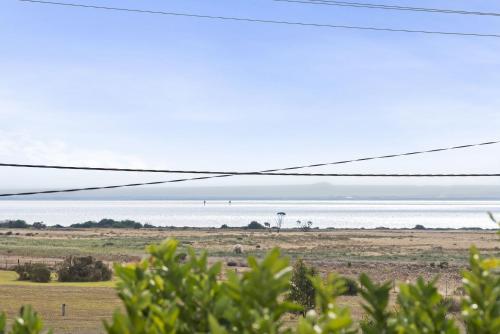una vista del océano desde un campo en Portarlington Gem, en Portarlington