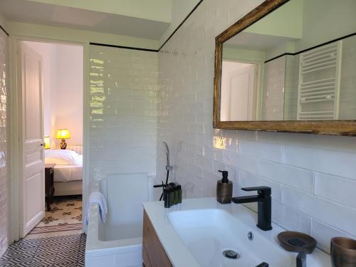 une salle de bain avec un lavabo et un miroir dans l'établissement T3 VILLA WALLER PROCHE PLAGES et CENTRE-VILLE, à Antibes