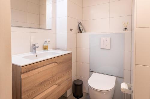 Bathroom sa NIEUW DOMBURG centrum - Luxe vakantiewoning 500 meter van strand met tuin en parkeerplaats & WIFI - Roosjesweg 2A